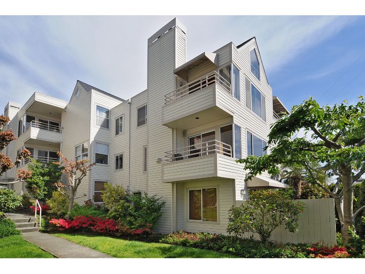 3828 Beach Dr SW Unit 202 Unit 202 Seattle WA 98116