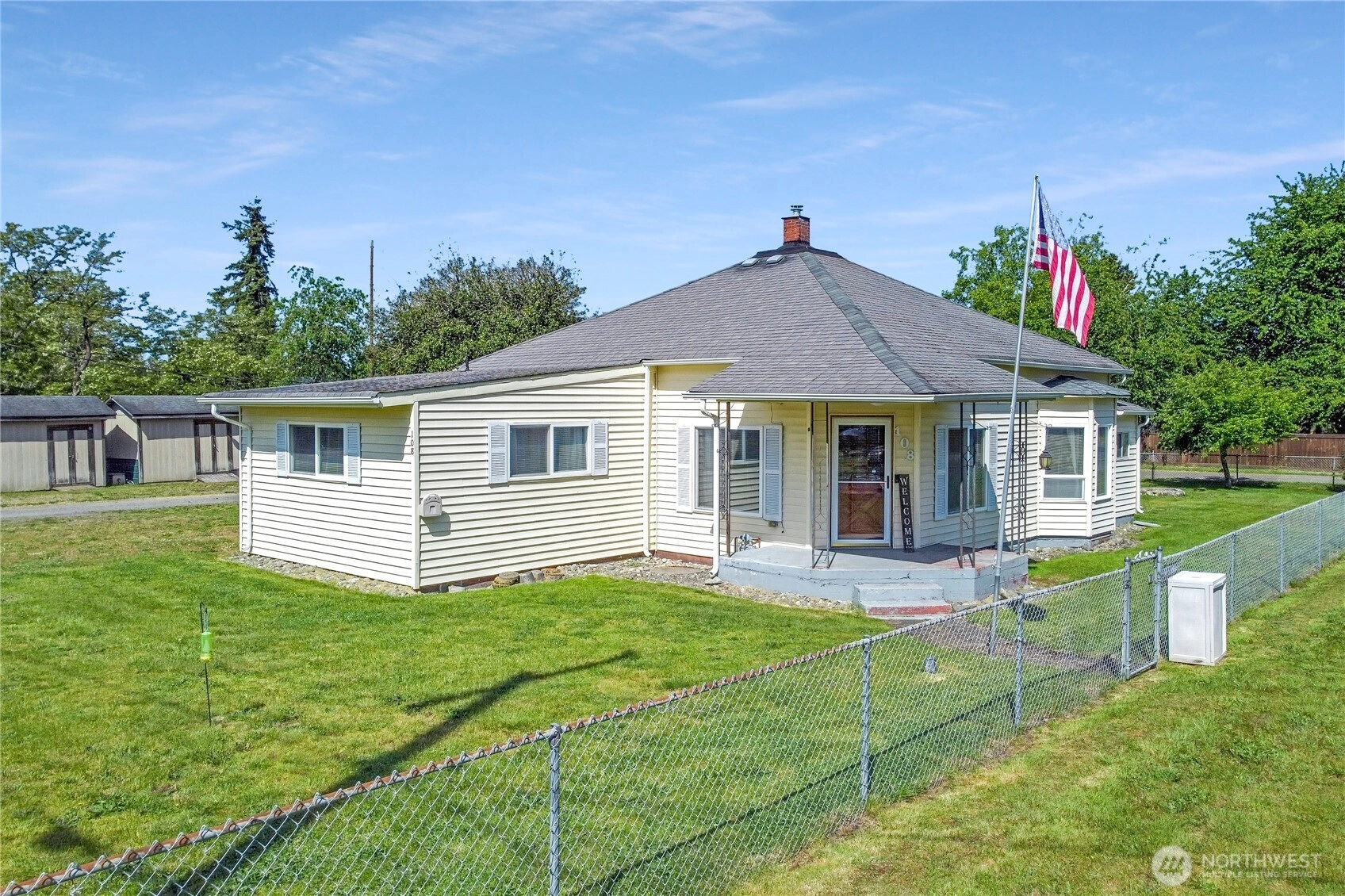108 2nd St SE Rainier WA 98576