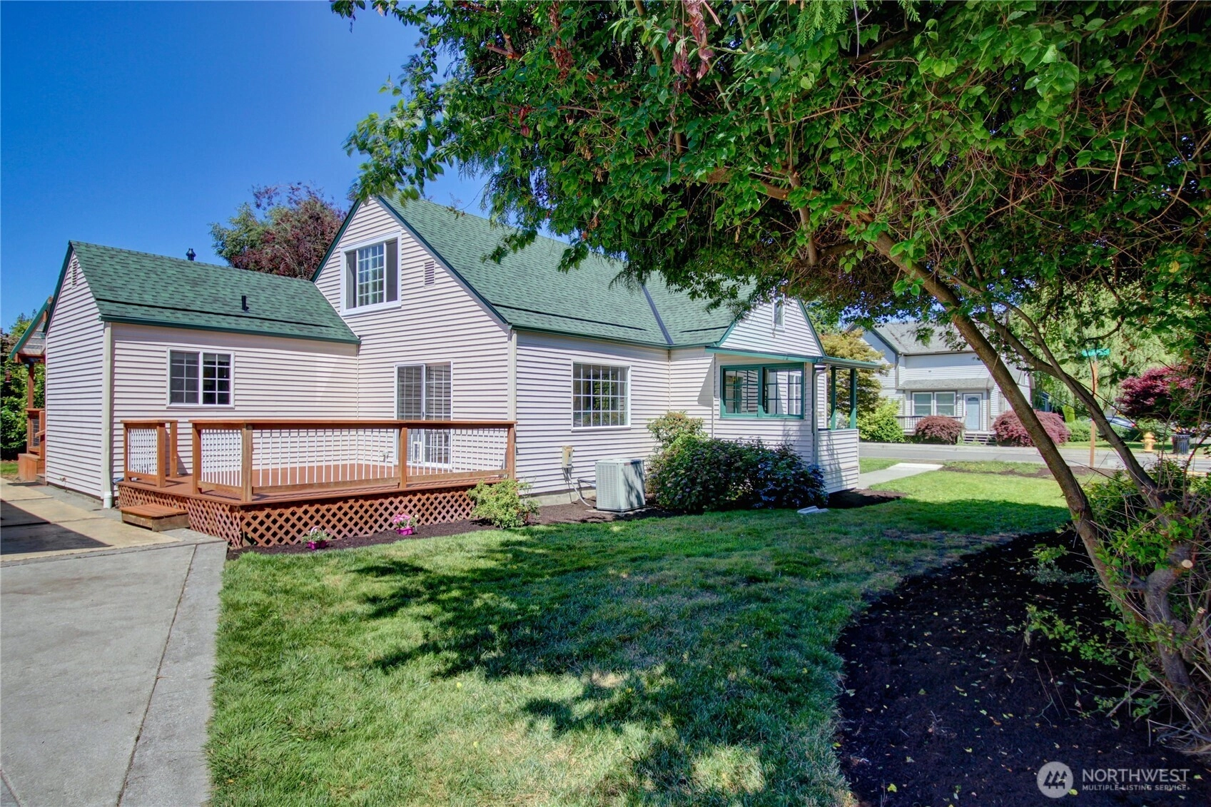 215 N 6th St La Conner WA 98257