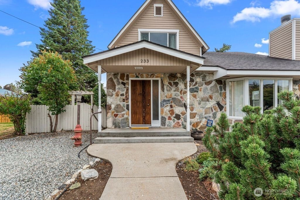 233 W Gibson Ave Chelan WA 98816