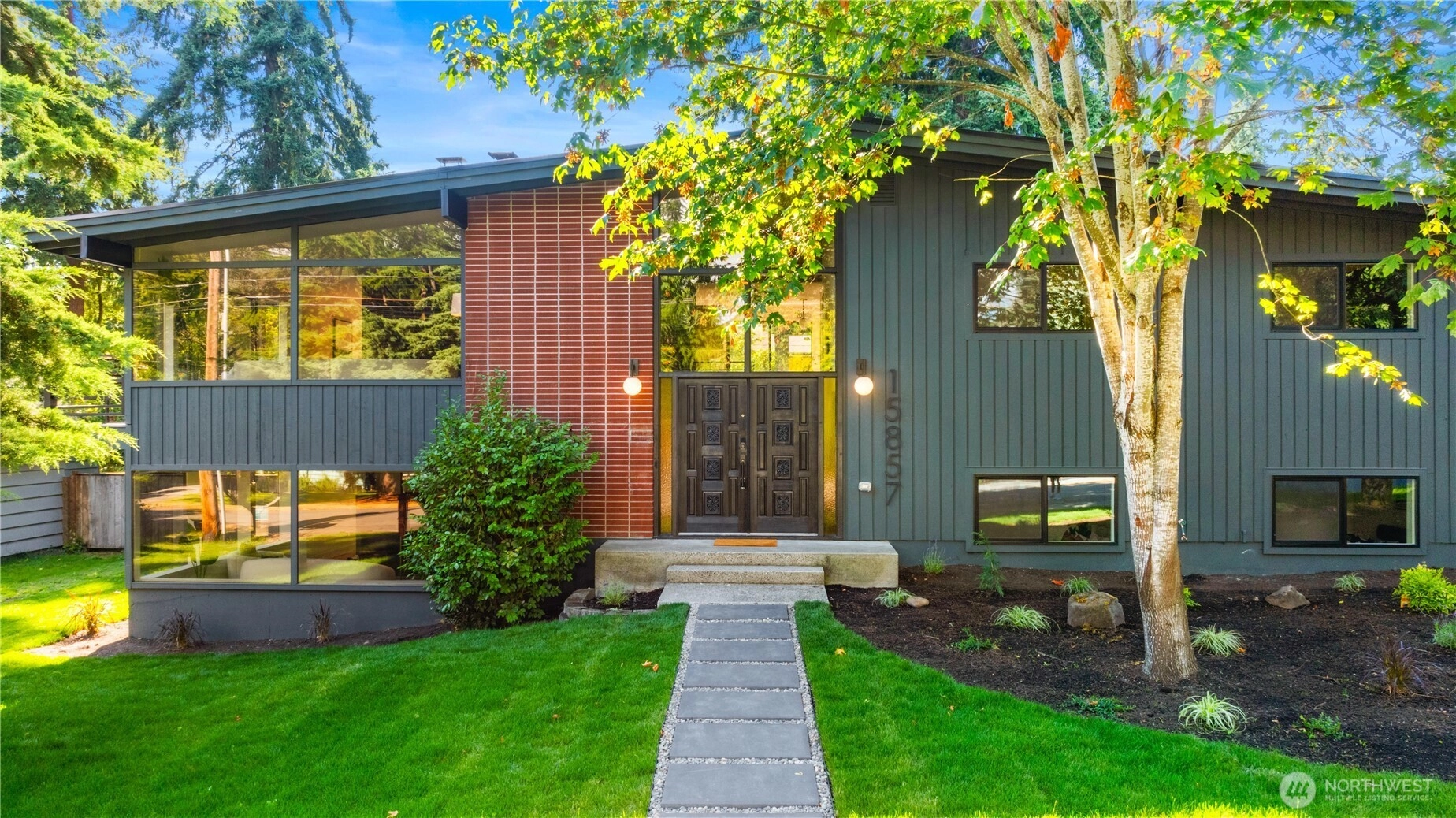 15857 32nd Ave NE Lake Forest Park WA 98155