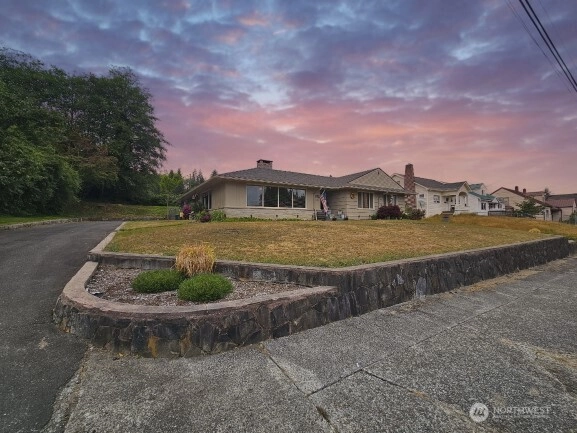 958 Fowler St Raymond WA 98577