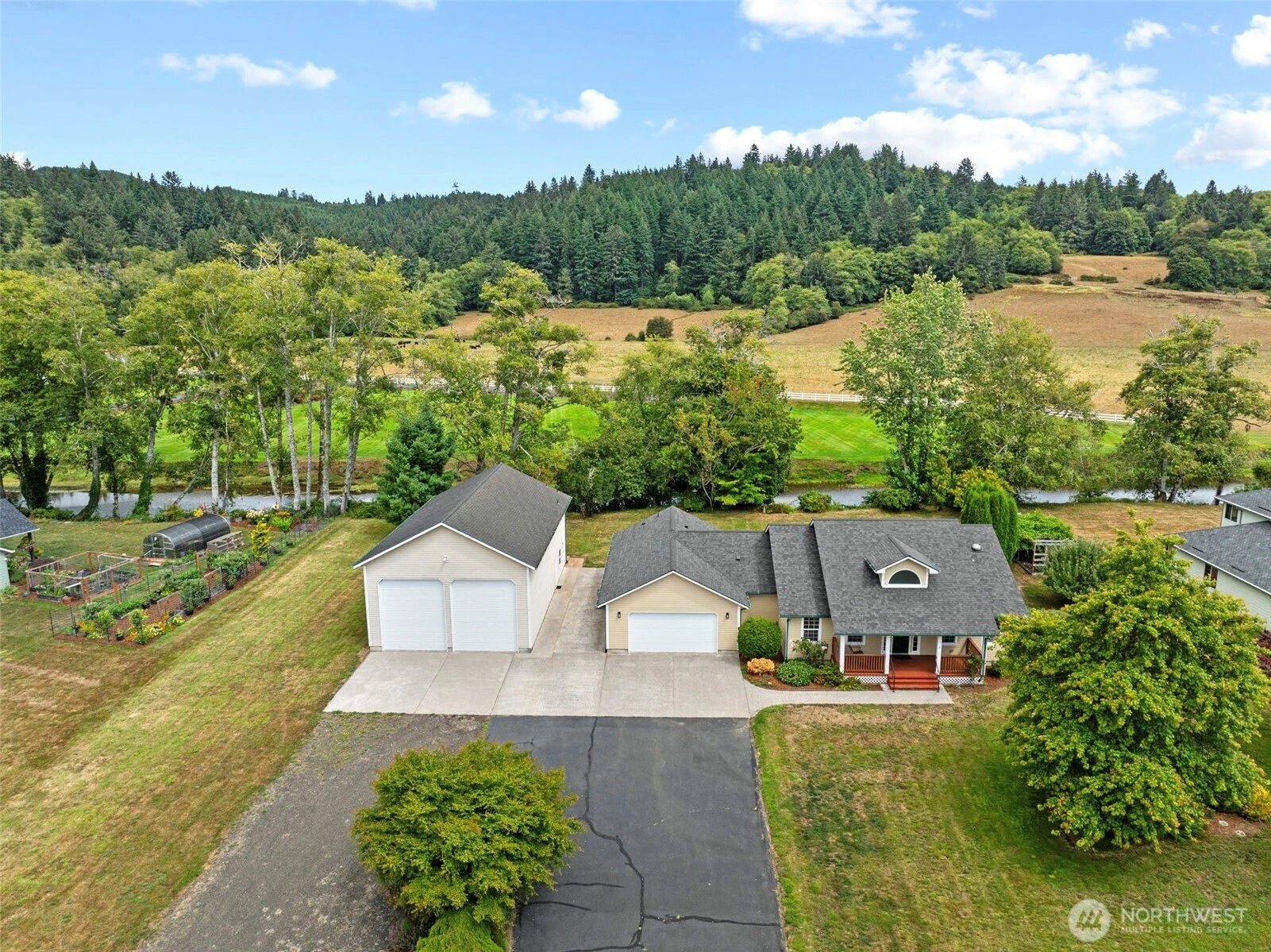 16 Monroe Dr Unit  Cathlamet WA 98612