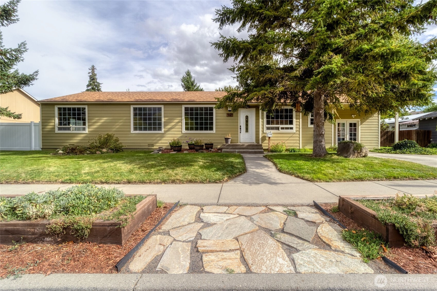 1021 S 3rd St Unit  Dayton WA 99328