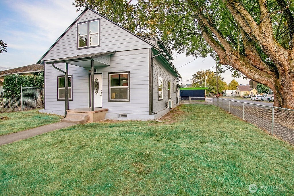 1214 S 5th Ave Kelso WA 98626