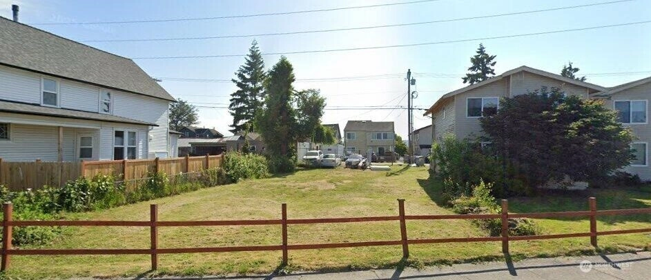 1409 E Marine View Dr Unit  Everett WA 98201