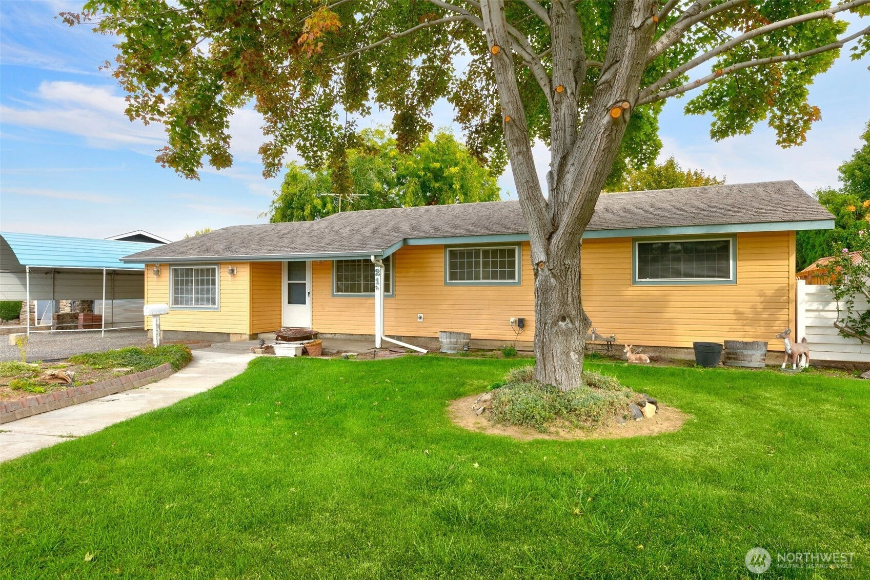 221 Blossom Dr Moxee WA 98936