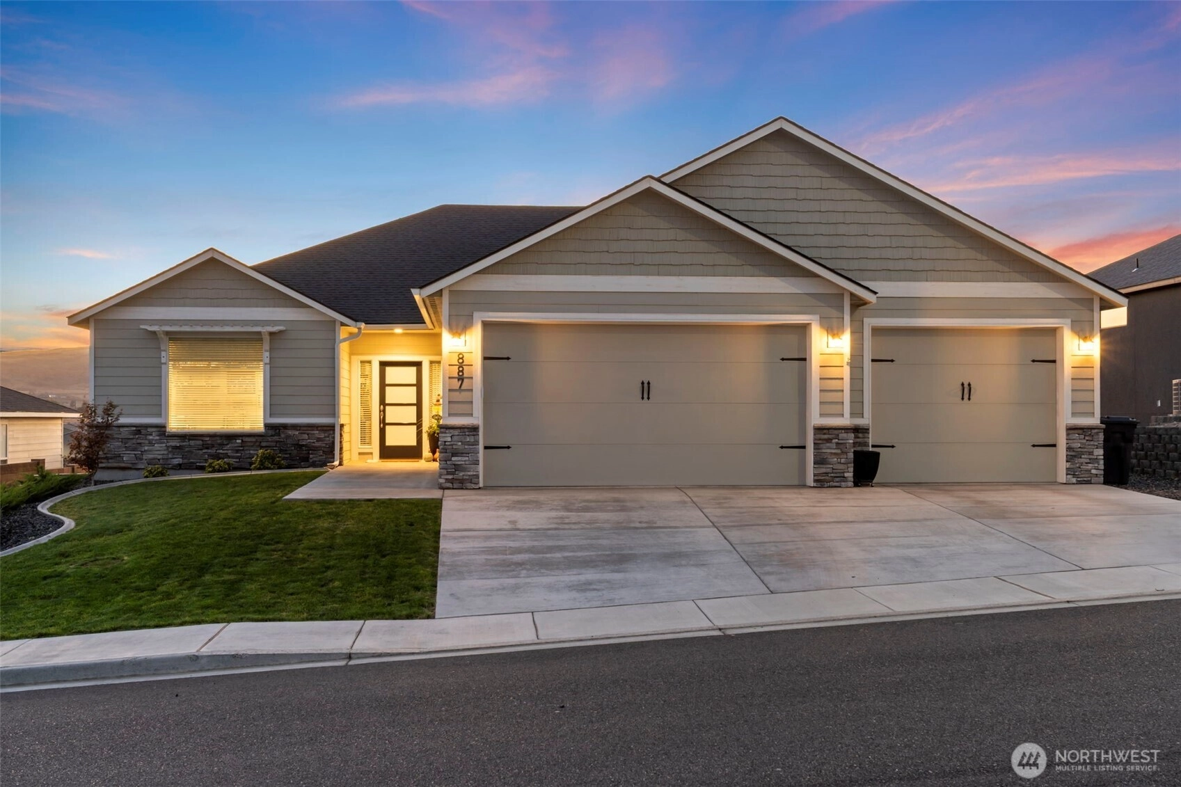 887 Wayon Dr West Richland WA 99353