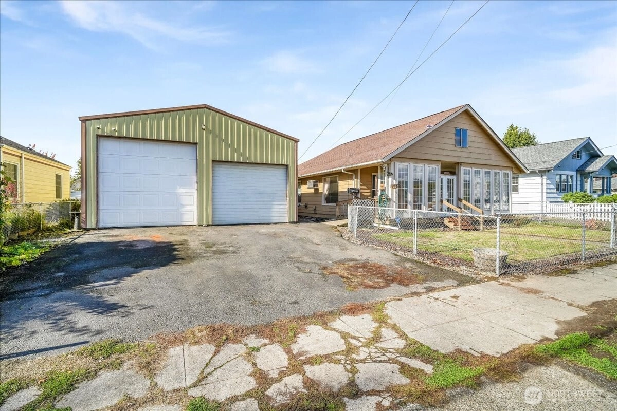 913 S 3rd Ave Kelso WA 98626