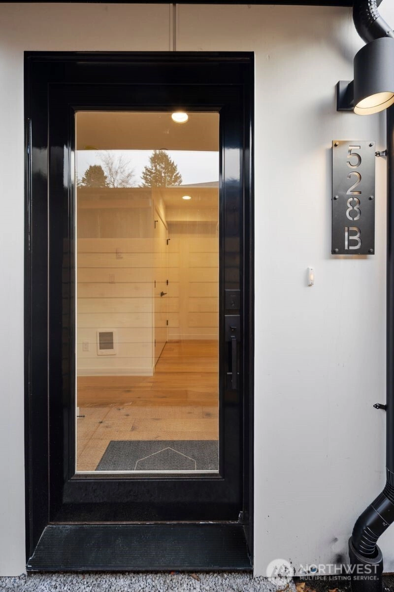 528 B N 72nd St Seattle WA 98103