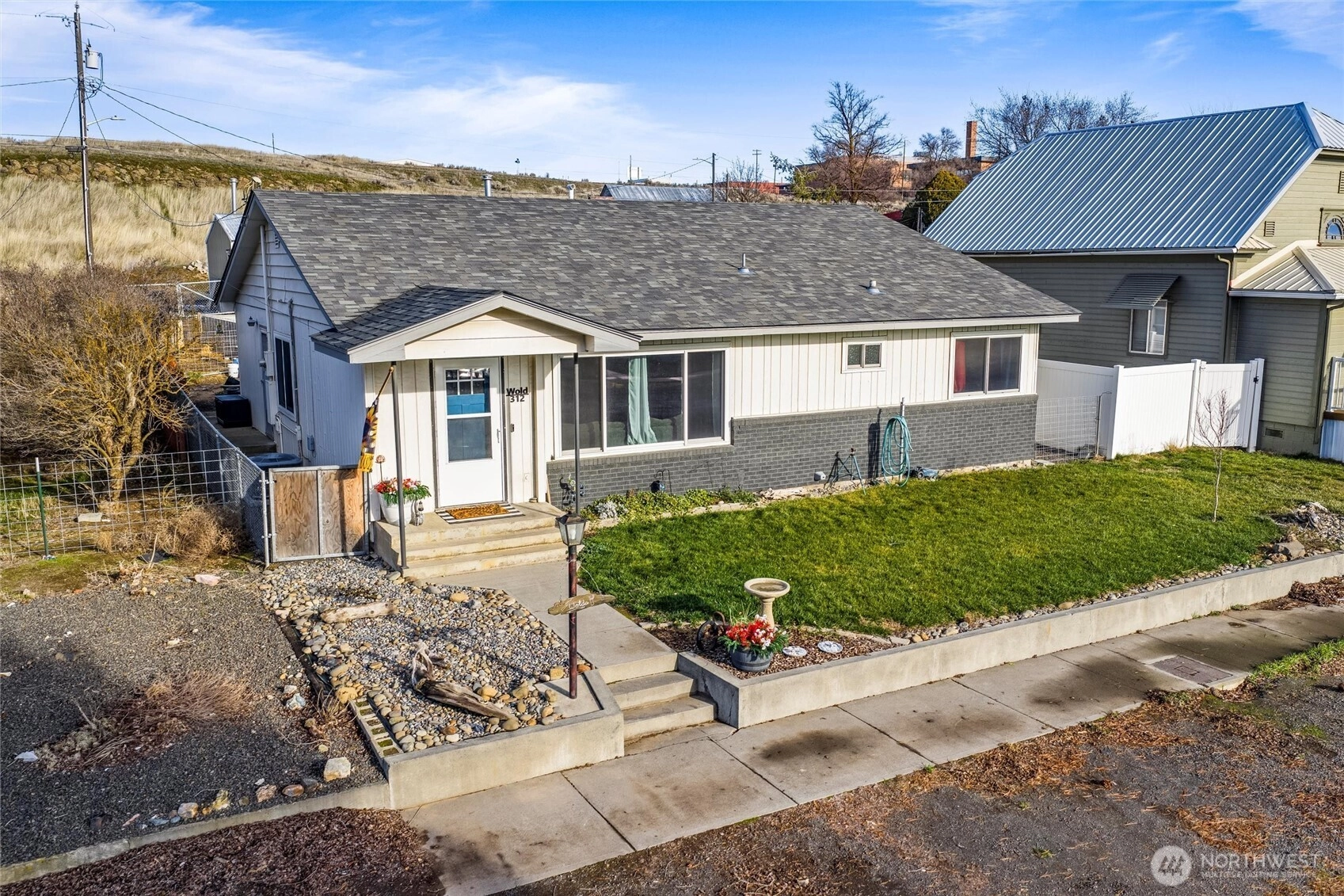 312 W 3rd St Unit  Lind WA 99341