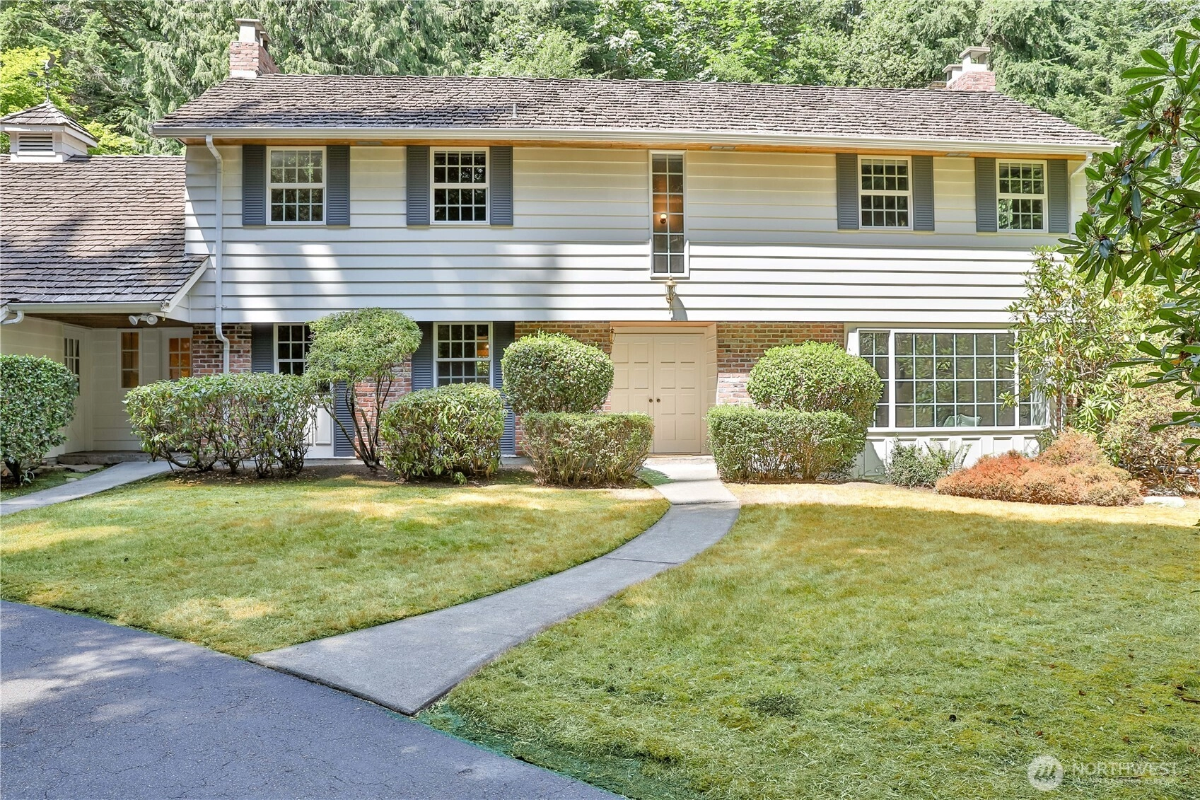 10915 N Deer Dr Woodway WA 98020