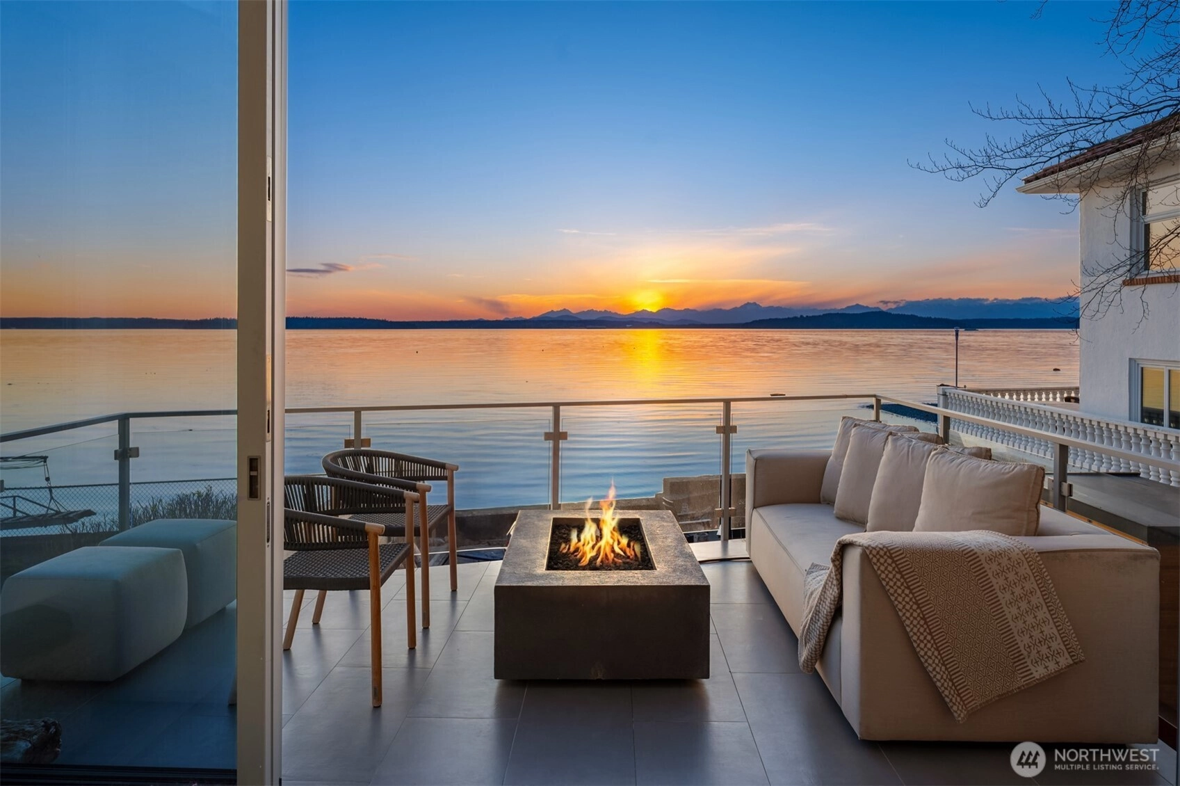 4717 Beach Dr SW Unit  Seattle WA 98116