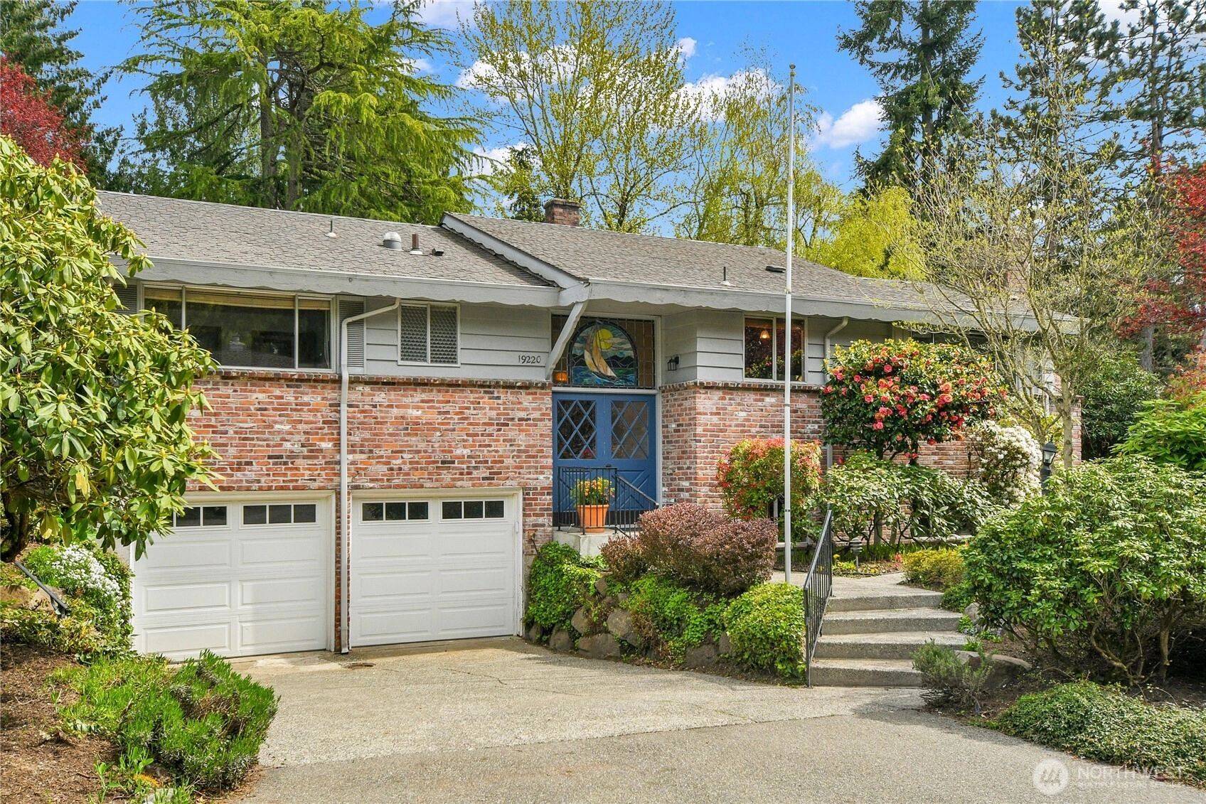 19220 46th Ave NE Lake Forest Park WA 98155