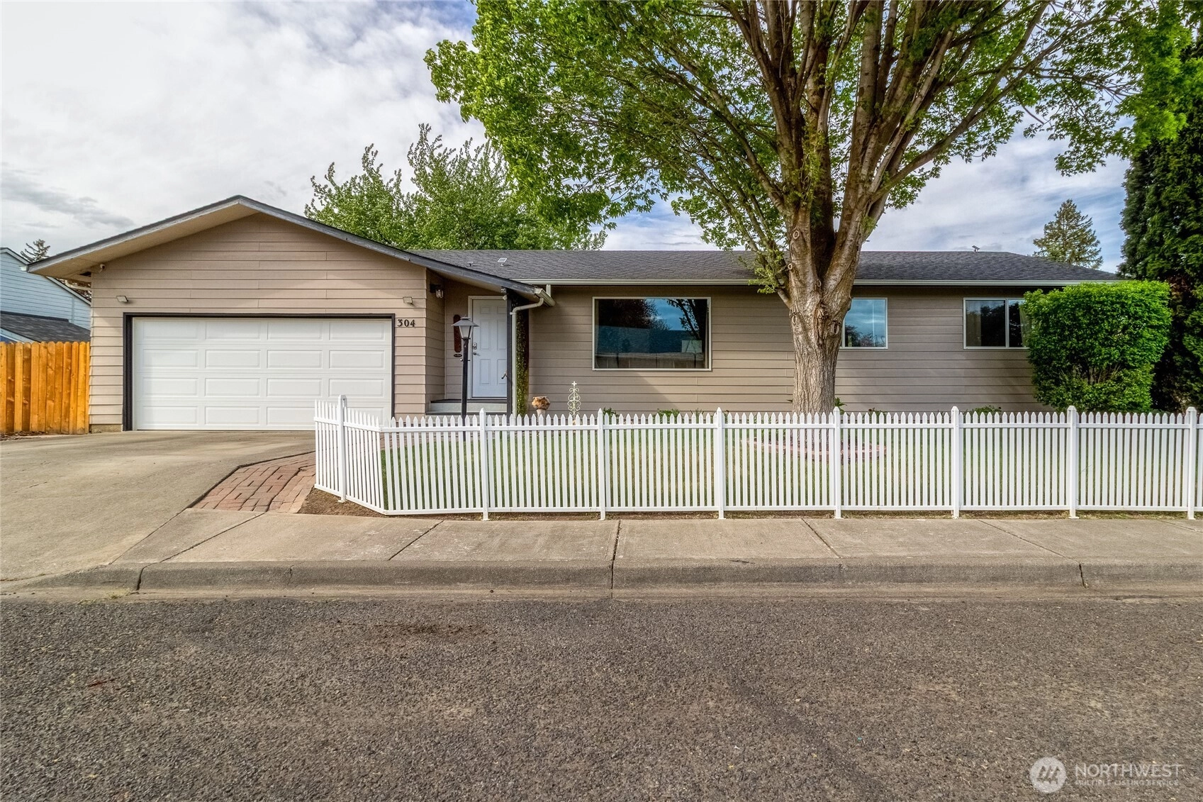 304 SW 11th St Unit  College Place WA 99324