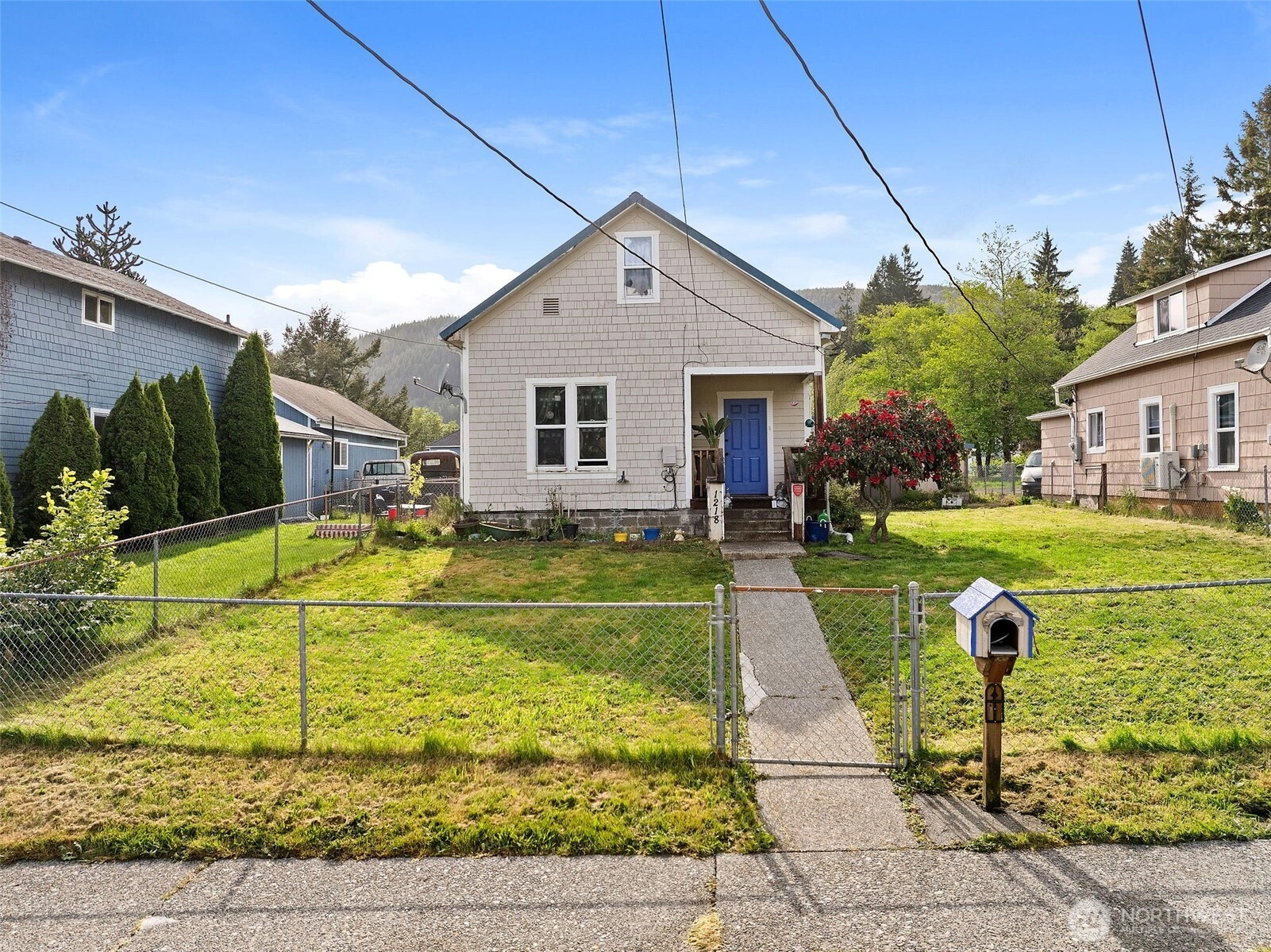1218 Cedar St Raymond WA 98577