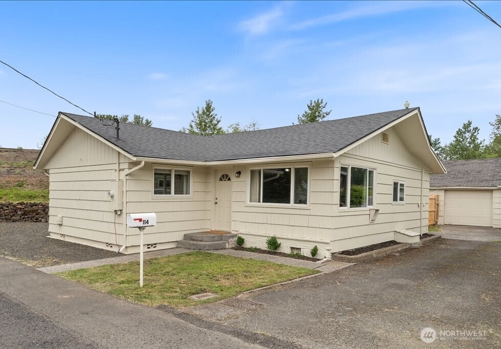 114 Cherry St NW Castle Rock WA 98611