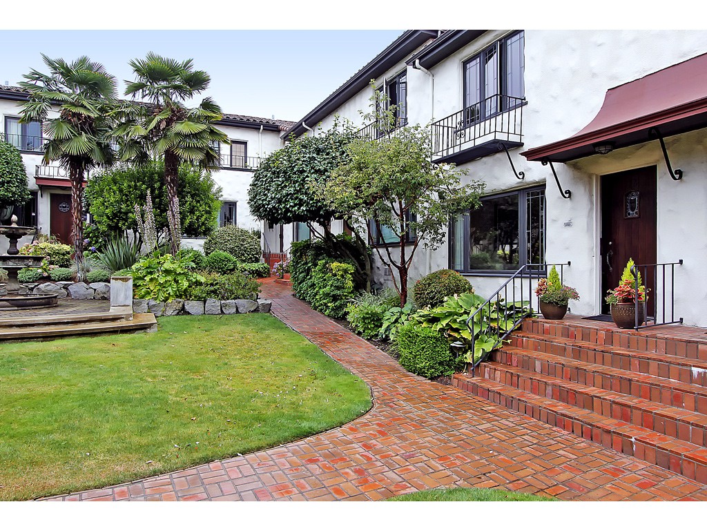 2205 Bigelow Ave N Unit 12 Unit 12 Seattle WA 98109